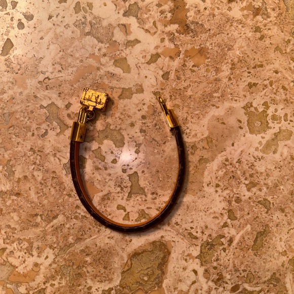 LOUIS VUITTON
Monogram cloth bracelet - Picture 5 of 12